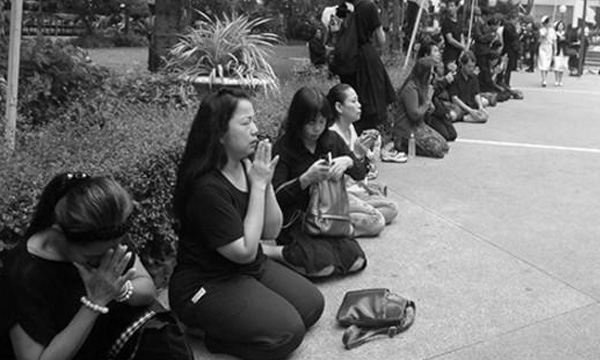 การ “ไว้ทุกข์” ธรรมเนียมที่ชาวพุทธยืดถือปฏิบัติ