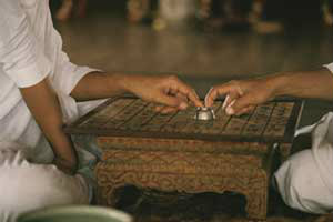ผีถ้วยแก้วการละเล่นโบราณของคนอยากเห็นผี