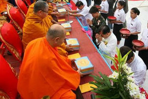 อิ่มบุญด้วยการถวายสังฆทานในวันเข้าพรรษา
