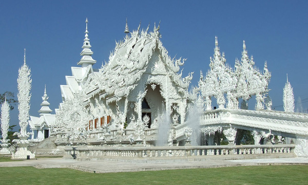 “วัดร่องขุ่น” พุทธศิลป์ที่ได้แรงบันดาลใจจาก “พระบาทสมเด็จพระเจ้าอยู่หัวรัชกาลที่ ๙”