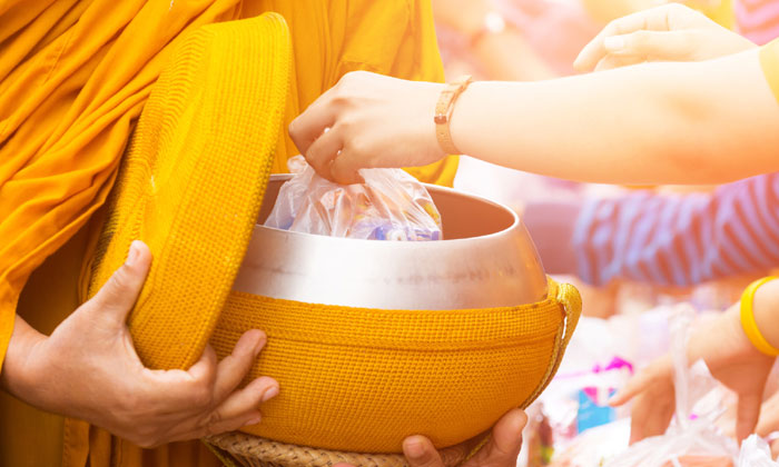 ทำบุญเสริมดวงด้วยการเลือกของใส่บาตรตาม “วันเกิด”