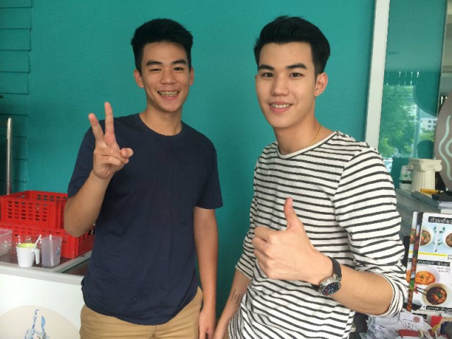 กรี๊ดแห่ชิม “ก๋วยเตี๋ยวรูปหล่อ” บัณฑิตหนุ่มม.เชียงใหม่ เนื้อหอมทีวีรุมตอม คนกินทะลักร้าน